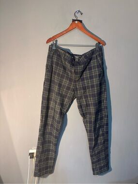 🔥 💵 ANY 3 PIECES for 20!
Forever 21 Men's Plaid Chinos - Black & Green